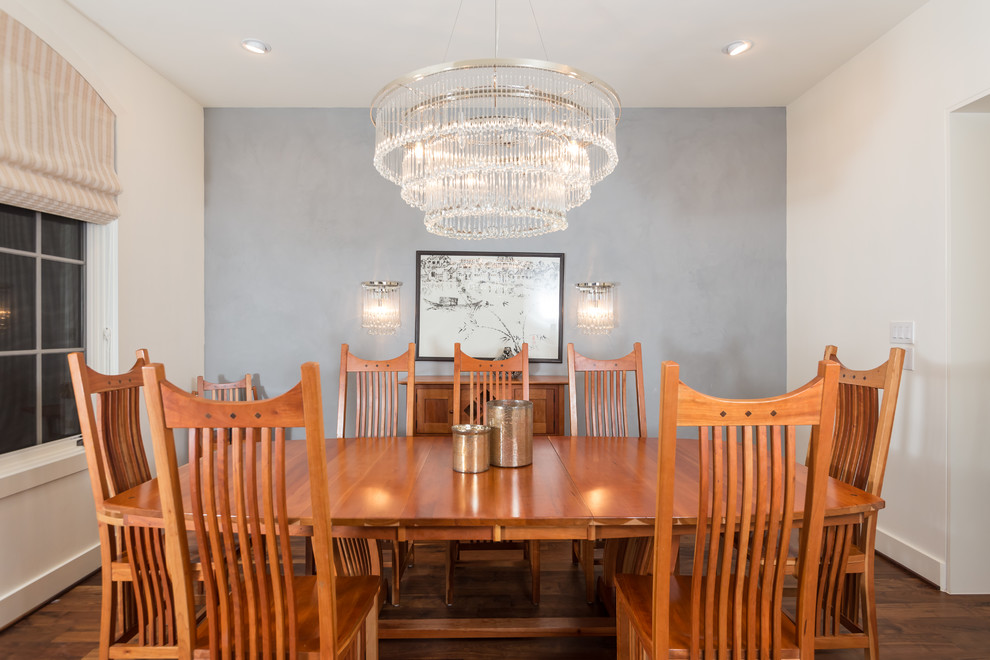 Esempio di una sala da pranzo contemporanea chiusa e di medie dimensioni con pareti grigie e pavimento in legno massello medio