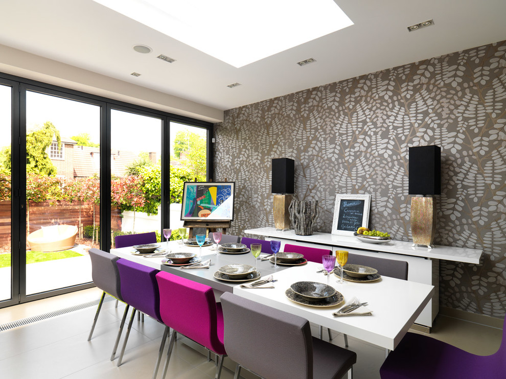 Idee per una grande sala da pranzo aperta verso la cucina design con pareti multicolore e pavimento con piastrelle in ceramica