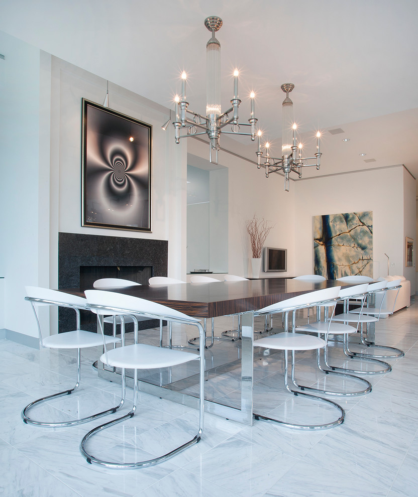 Aménagement d'une salle à manger contemporaine avec un mur blanc et un sol en marbre.