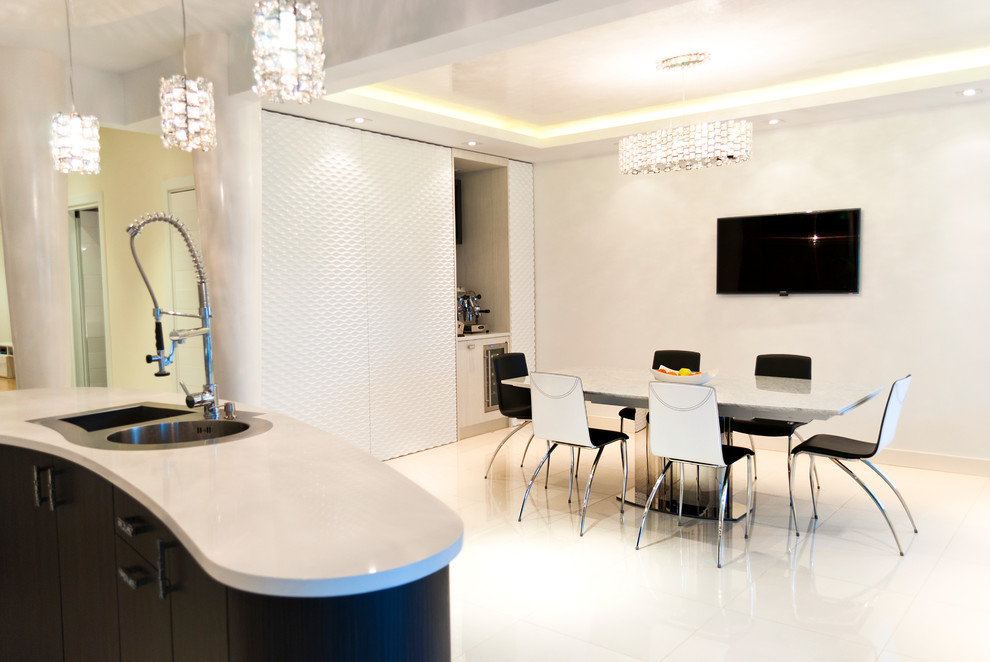 Ispirazione per una sala da pranzo aperta verso la cucina design con pareti bianche e pavimento bianco