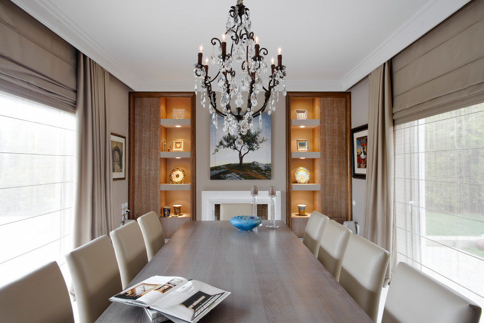 Свежая идея для дизайна: отдельная столовая в классическом стиле с серыми стенами - отличное фото интерьера