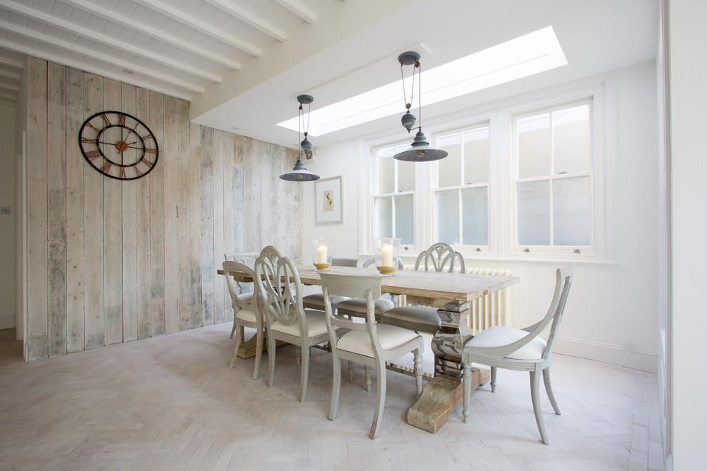 Cette photo montre une salle à manger tendance de taille moyenne avec un mur blanc et parquet peint.