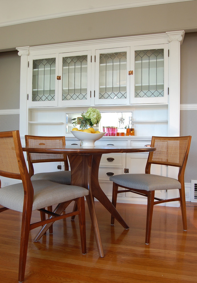 Immagine di una sala da pranzo classica con pareti beige e pavimento in legno massello medio