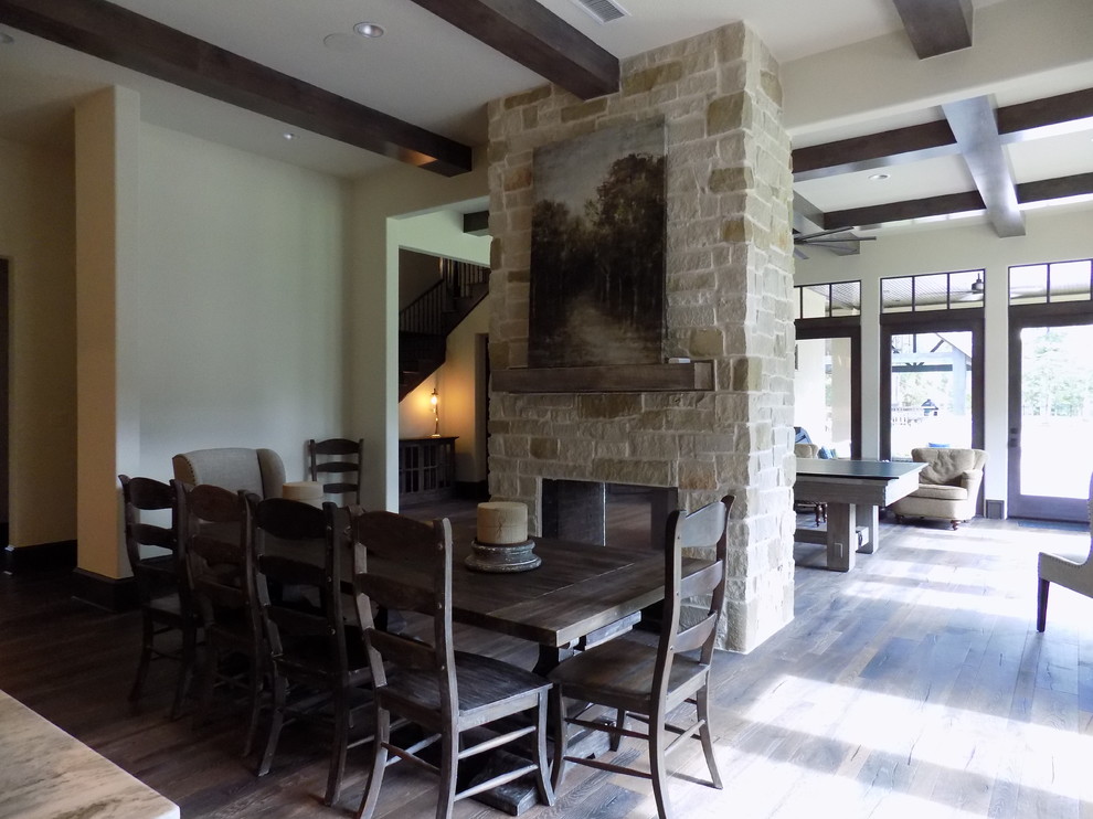 Idee per una sala da pranzo aperta verso il soggiorno stile rurale con parquet scuro
