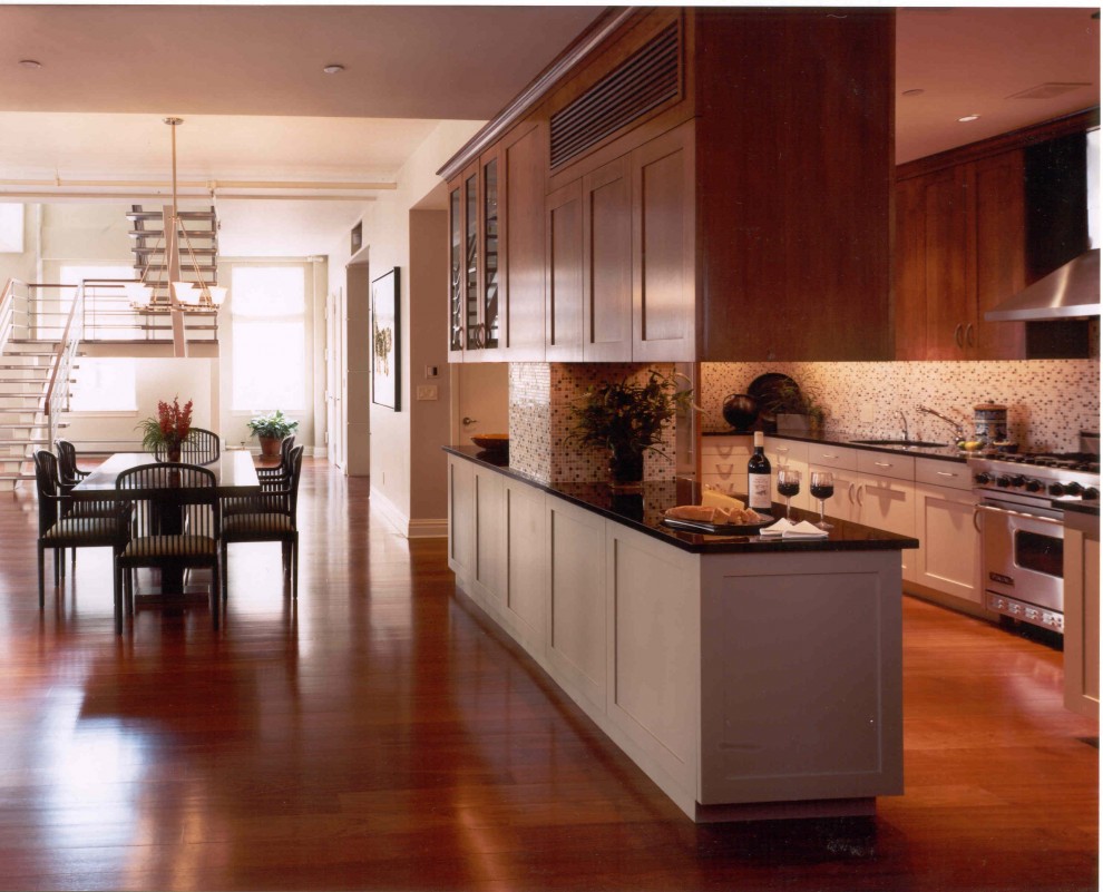 Пример оригинального дизайна: кухня-гостиная среднего размера в современном стиле с темным паркетным полом