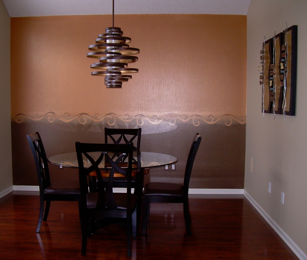 Idée de décoration pour une salle à manger design fermée et de taille moyenne avec un mur multicolore, un sol en bois brun et aucune cheminée.
