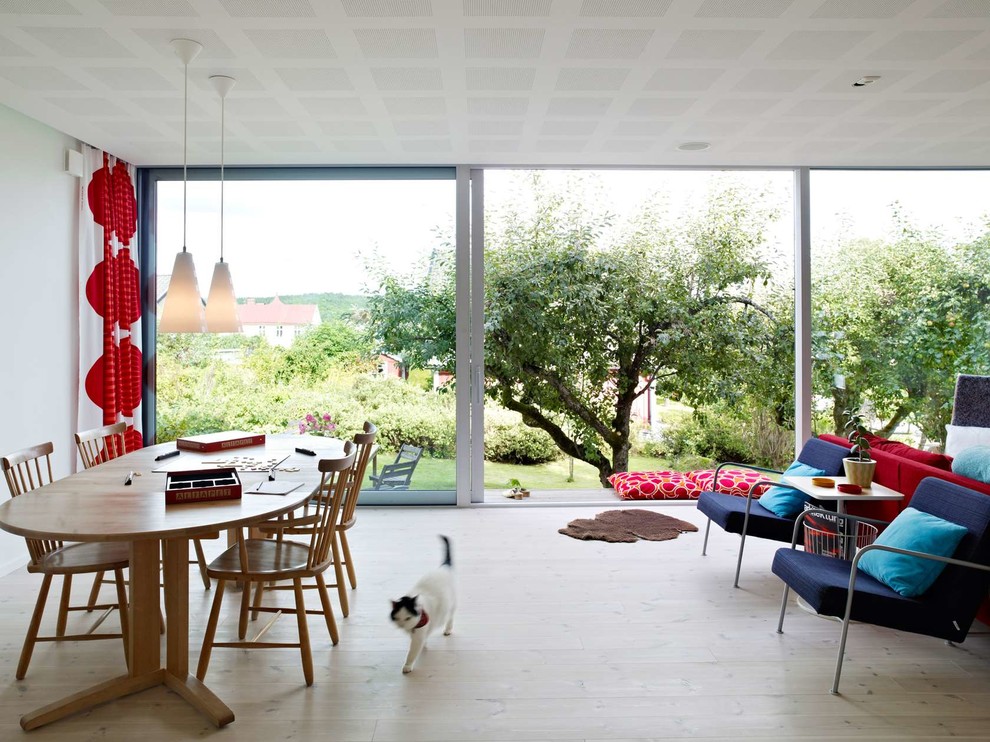 Источник вдохновения для домашнего уюта: гостиная-столовая среднего размера в современном стиле с белыми стенами и светлым паркетным полом без камина