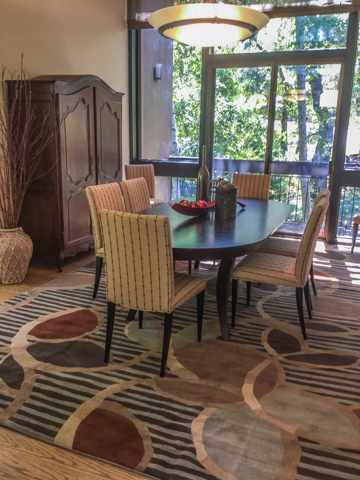 Foto di una sala da pranzo contemporanea con pareti beige e pavimento in legno massello medio