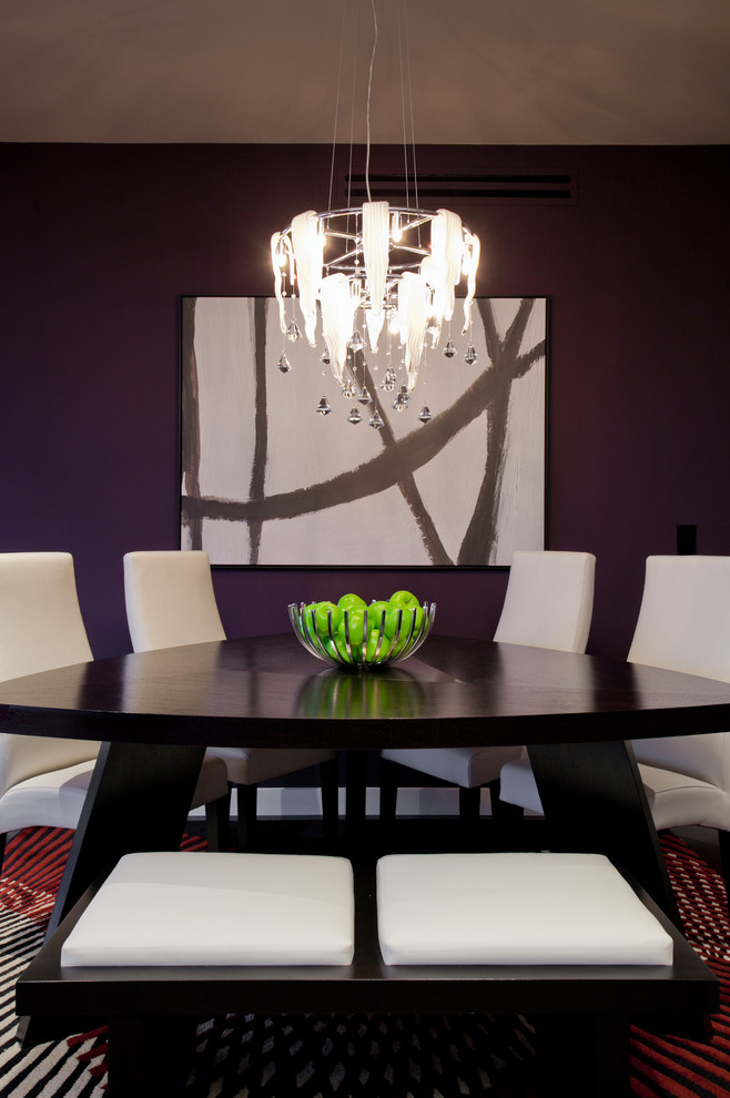 Offenes, Mittelgroßes Modernes Esszimmer ohne Kamin mit lila Wandfarbe und dunklem Holzboden in Phoenix