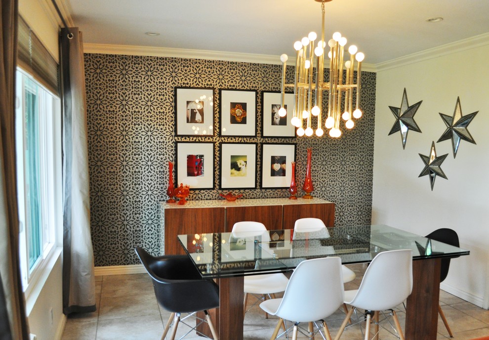 Свежая идея для дизайна: гостиная-столовая среднего размера в современном стиле с разноцветными стенами и полом из керамической плитки - отличное фото интерьера