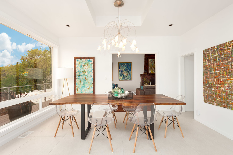 Свежая идея для дизайна: кухня-столовая среднего размера в современном стиле с белыми стенами и бежевым полом - отличное фото интерьера