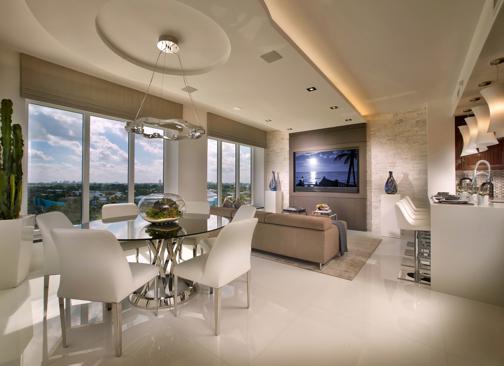 Offenes Modernes Esszimmer mit Keramikboden in Miami