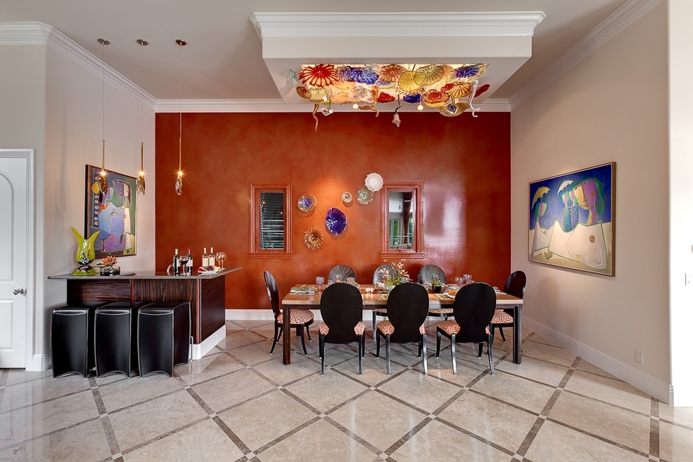 Modernes Esszimmer ohne Kamin mit brauner Wandfarbe in Miami