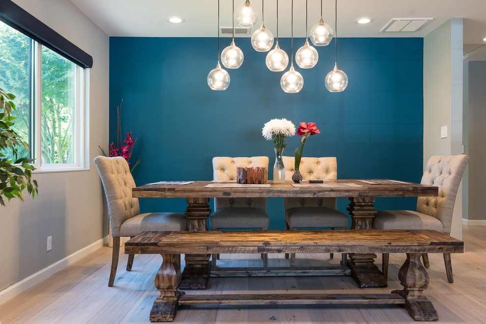 Свежая идея для дизайна: гостиная-столовая среднего размера в стиле неоклассика (современная классика) с синими стенами, светлым паркетным полом и бежевым полом без камина - отличное фото интерьера