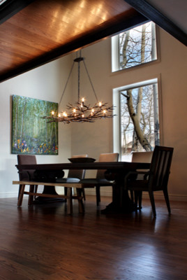 Ispirazione per una sala da pranzo aperta verso il soggiorno minimal di medie dimensioni con pavimento in legno massello medio, pareti bianche e nessun camino