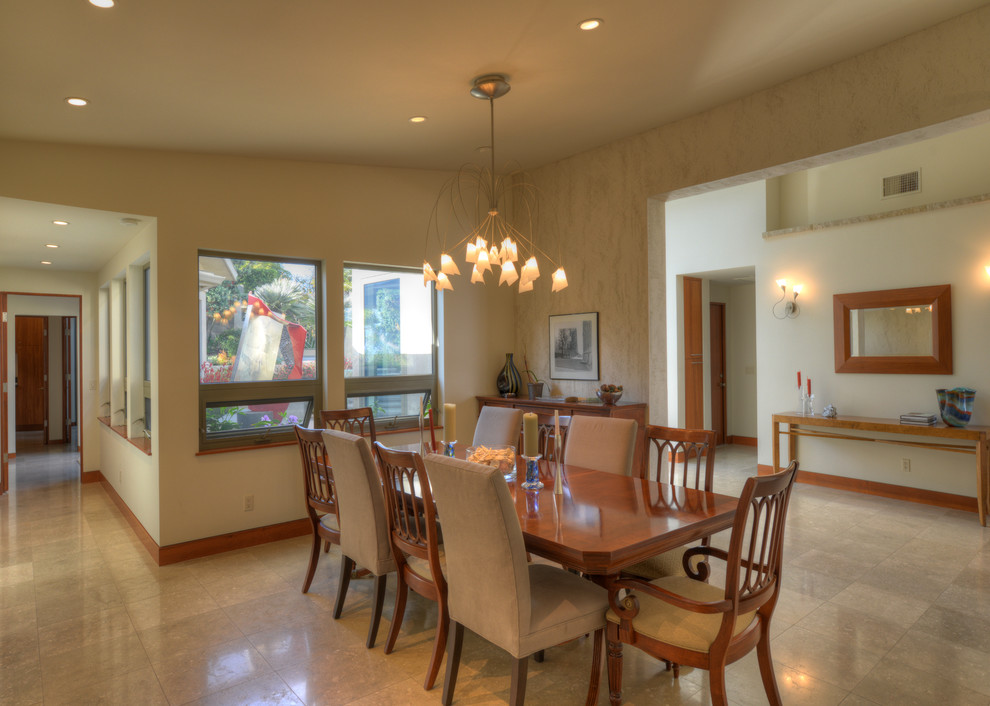 Immagine di una sala da pranzo minimal chiusa e di medie dimensioni con pareti beige e pavimento con piastrelle in ceramica