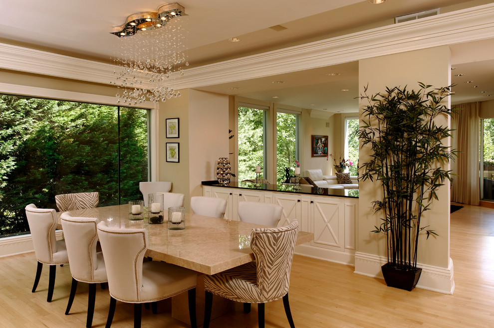 Idee per una sala da pranzo aperta verso la cucina minimal con pareti beige e parquet chiaro