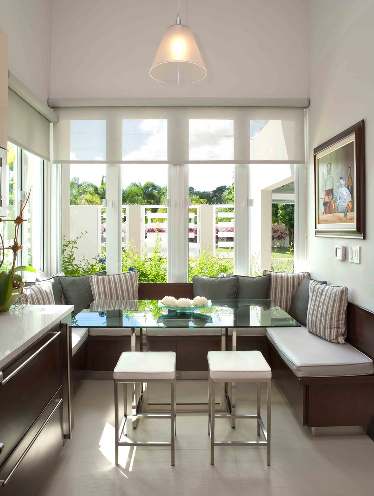 Cette image montre une salle à manger ouverte sur la cuisine design de taille moyenne avec un mur blanc et un sol en carrelage de céramique.