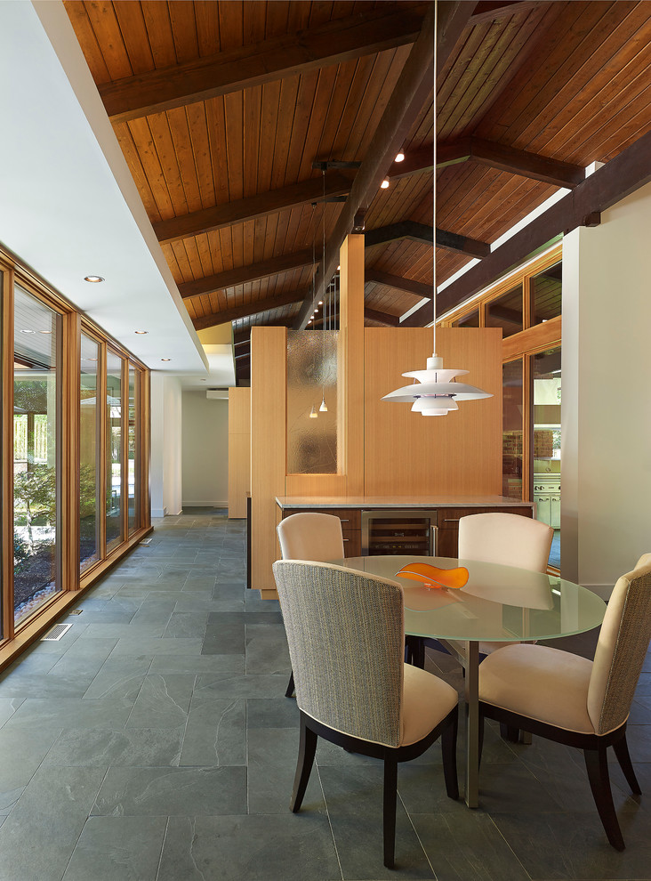 Esempio di un'ampia sala da pranzo aperta verso il soggiorno contemporanea con pavimento in ardesia