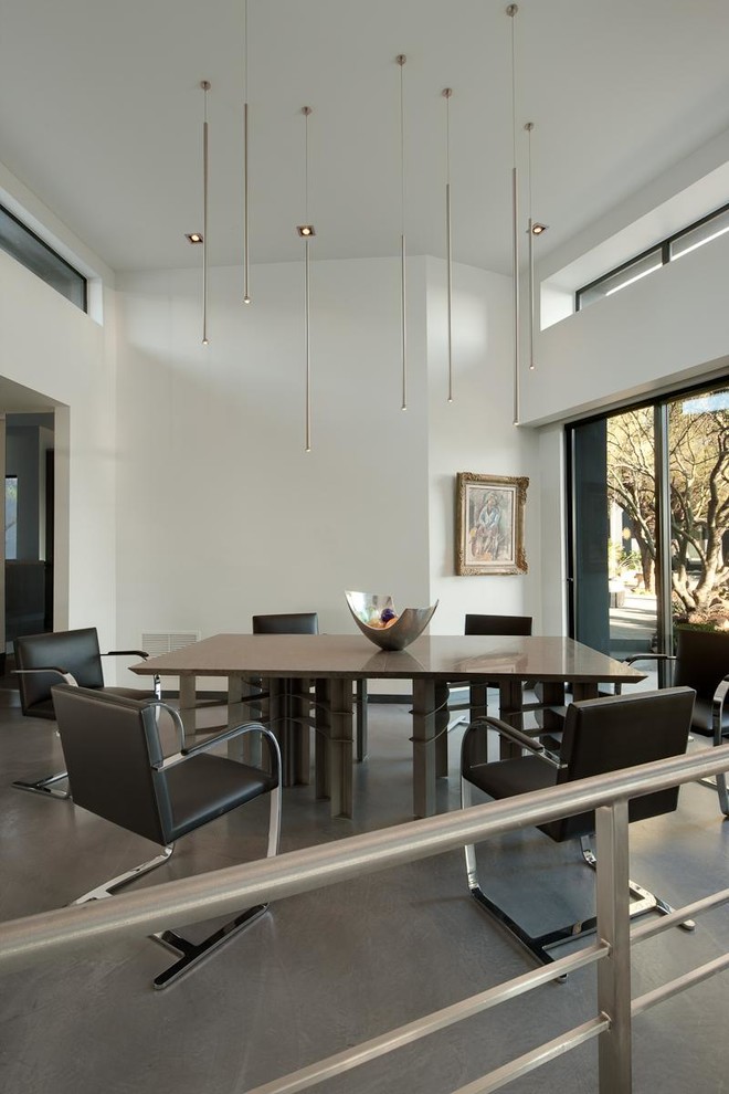 Modelo de comedor contemporáneo con paredes blancas