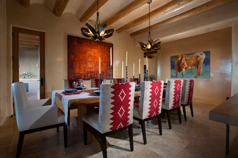 Idée de décoration pour une grande salle à manger sud-ouest américain fermée avec un mur beige et un sol en carrelage de céramique.