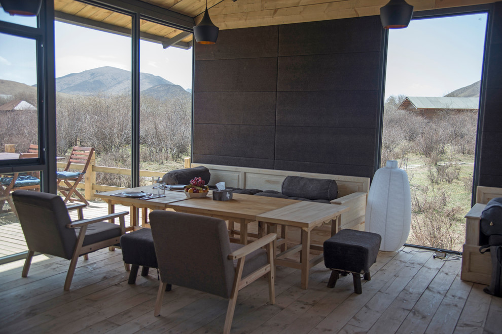 Cette photo montre une salle à manger scandinave fermée et de taille moyenne avec un mur beige et parquet clair.
