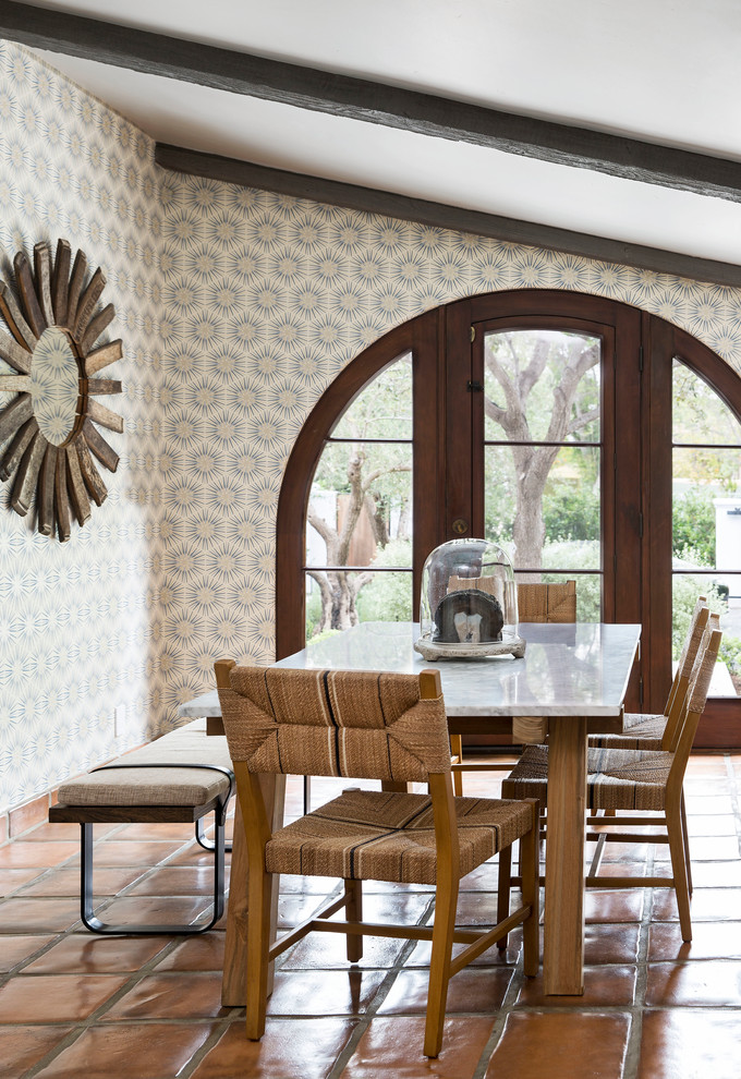 Стильный дизайн: столовая в средиземноморском стиле с разноцветными стенами и полом из терракотовой плитки - последний тренд