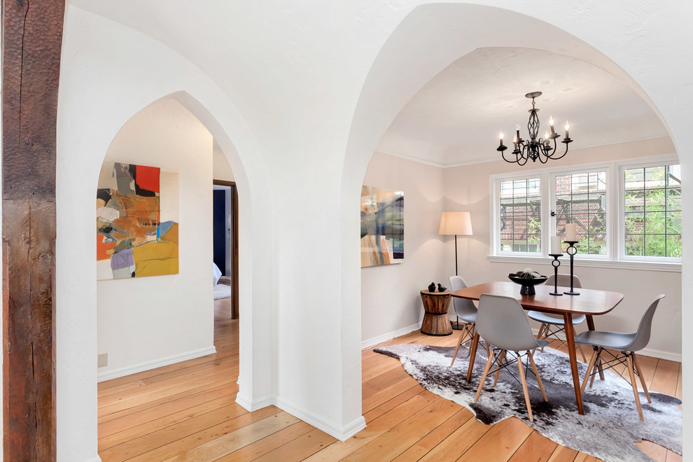 Foto di una sala da pranzo aperta verso il soggiorno design con pareti beige e parquet chiaro