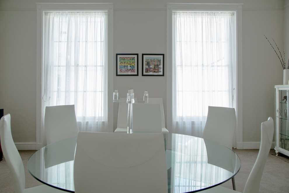 На фото: столовая в современном стиле с серыми стенами и ковровым покрытием с