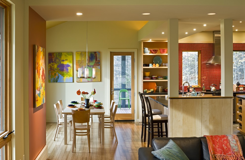 Пример оригинального дизайна: гостиная-столовая в современном стиле с зелеными стенами