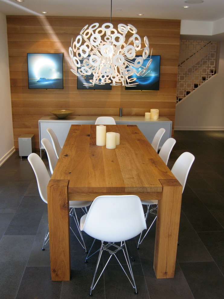 Idée de décoration pour une salle à manger ouverte sur le salon design.