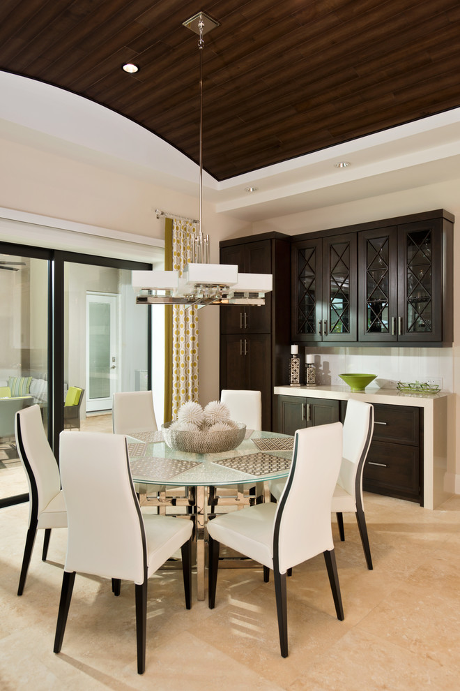 Idee per una grande sala da pranzo aperta verso la cucina minimal con pareti bianche, pavimento in marmo e pavimento beige