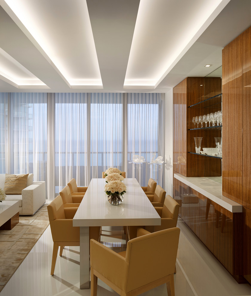 Immagine di una sala da pranzo aperta verso il soggiorno contemporanea con pareti bianche e nessun camino