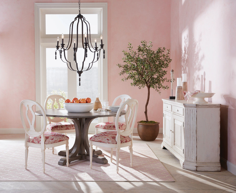 Shabby chic-inspirerad inredning av en stor separat matplats, med rosa väggar, ljust trägolv och brunt golv