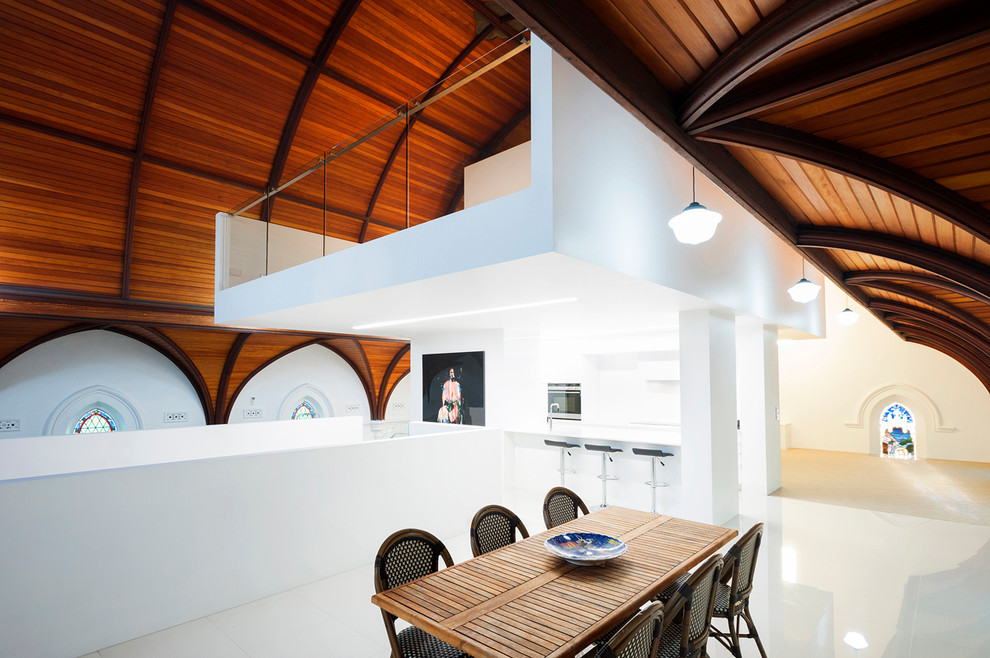 Esempio di una sala da pranzo aperta verso la cucina contemporanea di medie dimensioni con pareti bianche e pavimento in gres porcellanato