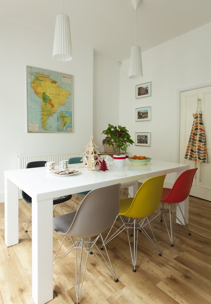 Esempio di una sala da pranzo contemporanea con pareti bianche e pavimento in legno massello medio