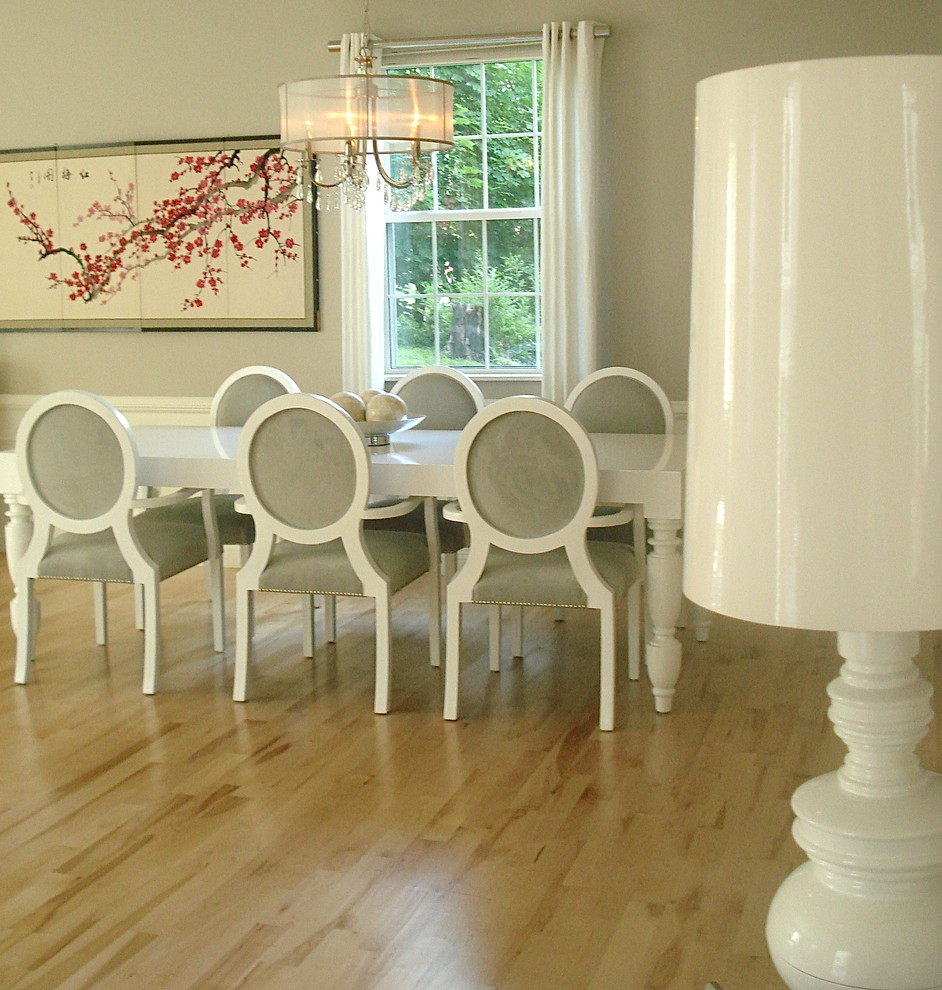 Ispirazione per una sala da pranzo minimal con pareti grigie e pavimento in legno massello medio