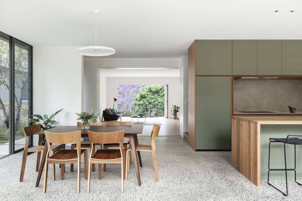 Moderne Wohnküche ohne Kamin mit weißer Wandfarbe und buntem Boden in Sydney