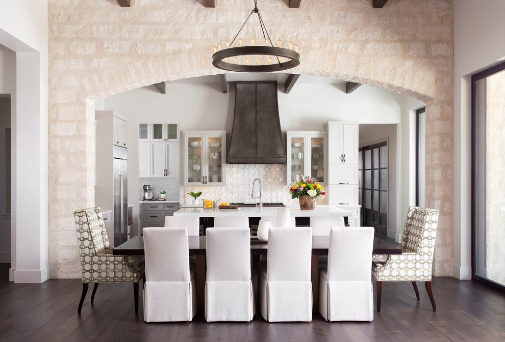 Idee per una grande sala da pranzo aperta verso la cucina classica con pavimento in legno massello medio e pavimento marrone