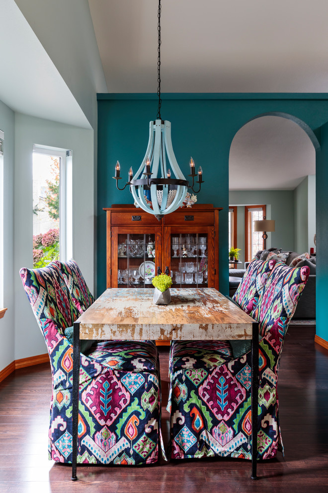 Пример оригинального дизайна: кухня-столовая среднего размера в стиле фьюжн с синими стенами, темным паркетным полом и коричневым полом без камина