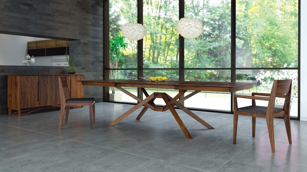 Идея дизайна: большая кухня-столовая в современном стиле с серыми стенами, бетонным полом и серым полом без камина