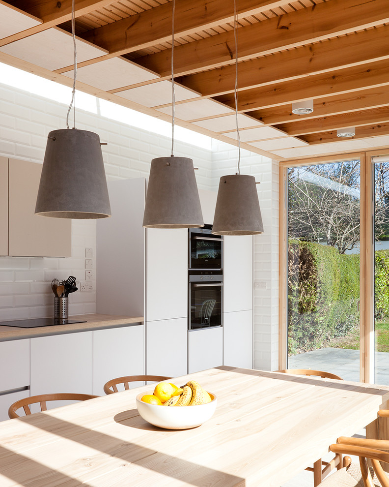 Inspiration för ett mellanstort funkis kök med matplats, med vita väggar