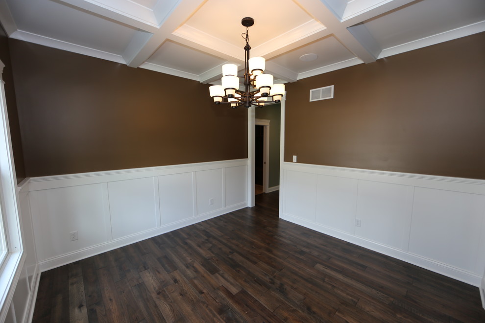 Источник вдохновения для домашнего уюта: отдельная столовая среднего размера в стиле кантри с коричневыми стенами, паркетным полом среднего тона и коричневым полом