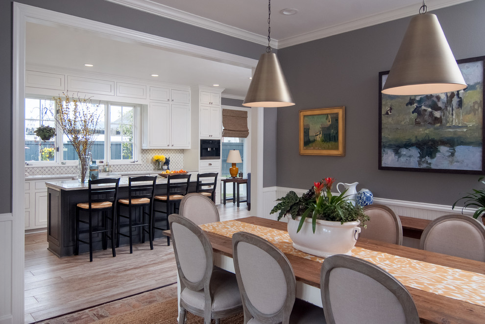 На фото: кухня-столовая среднего размера в стиле неоклассика (современная классика) с серыми стенами, кирпичным полом и коричневым полом без камина