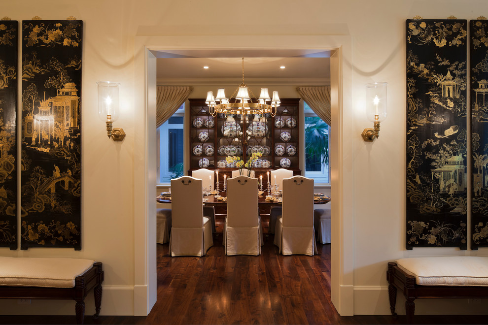 Idee per una sala da pranzo aperta verso la cucina tradizionale di medie dimensioni con pareti bianche, parquet scuro, pavimento marrone e soffitto a volta