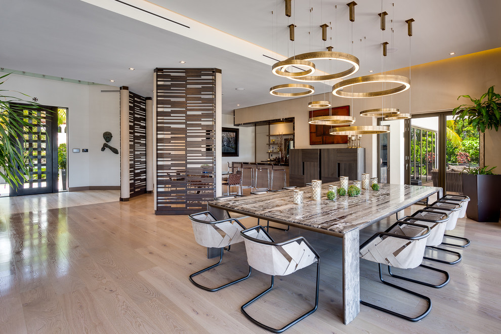 Foto di una grande sala da pranzo aperta verso il soggiorno design