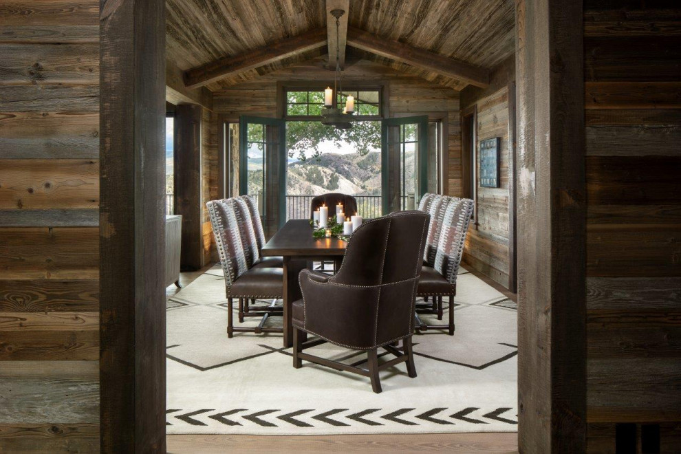 На фото: отдельная столовая в стиле рустика с коричневыми стенами, паркетным полом среднего тона, коричневым полом, сводчатым потолком и деревянными стенами