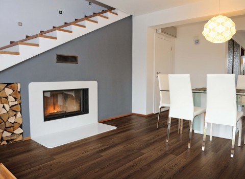 サクラメントにある高級な中くらいなコンテンポラリースタイルのおしゃれなダイニングキッチン (クッションフロア、白い壁、標準型暖炉、タイルの暖炉まわり、茶色い床) の写真