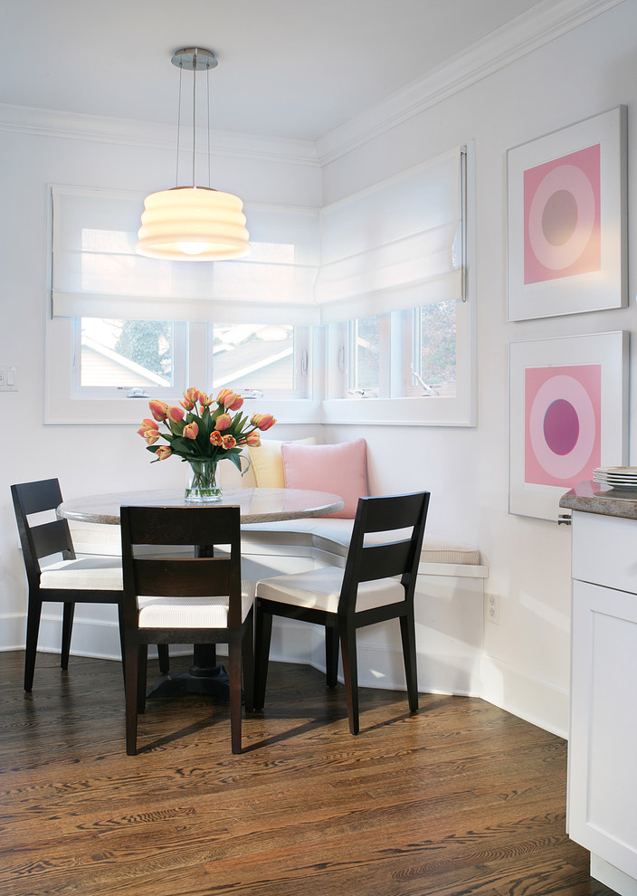 Esempio di una piccola sala da pranzo aperta verso la cucina stile marinaro con pareti bianche, parquet scuro e pavimento marrone
