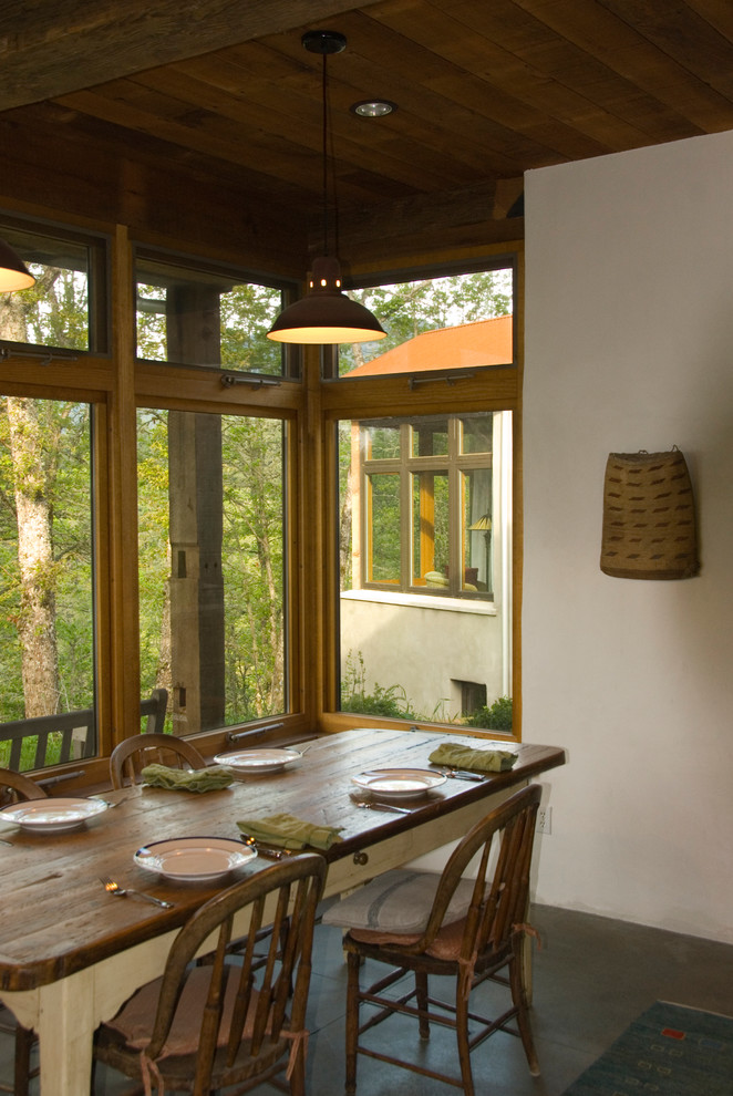 Пример оригинального дизайна: большая кухня-столовая в стиле фьюжн с бежевыми стенами и бетонным полом